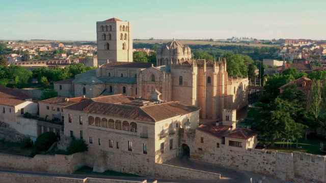 Vista del conjunto monumental de la Catedral de Zamora y la torre románica