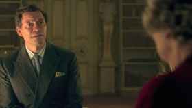 El actor Dominic West, que encarna al príncipe Carlos, en un momento de la última temporada de 'The Crown', hablando con Isabel II.