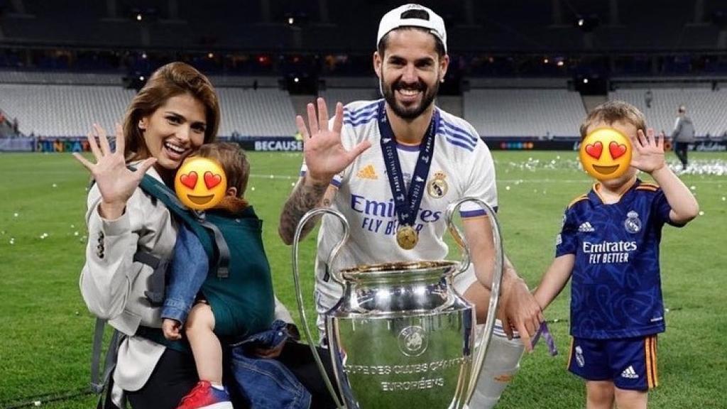 Sara Sálamo e Isco Alarcón junto a sus dos hijos, en una imagen compartida en redes sociales.