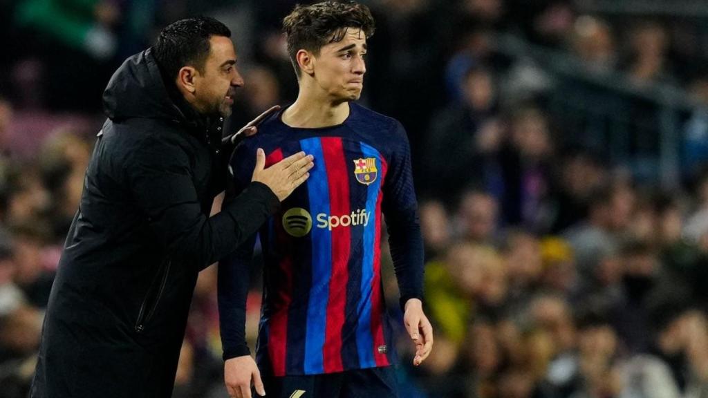 Xavi Hernández le da instrucciones a Gavi durante un partido.