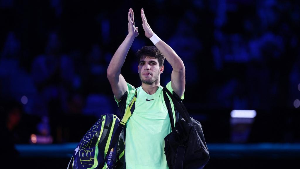 Carlos Alcaraz, despidiéndose de las ATP Finals.