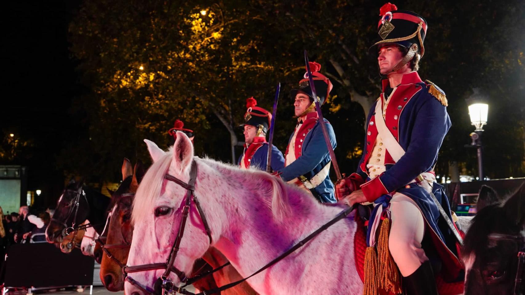 Una escenificación de la guardia napoleónica, que espera la llegada del emperador francés en la puerta del Museo del Prado. Foto: Sony Pictures España