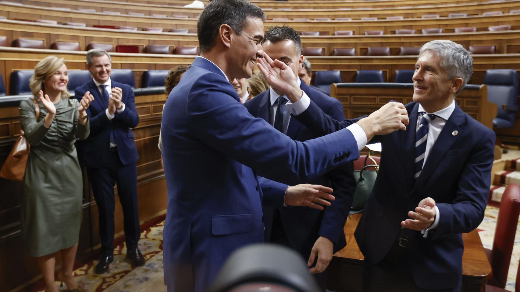 Fernando Grande-Marlaska felicita a Pedro Sánchez, tras su investidura, el jueves pasado.