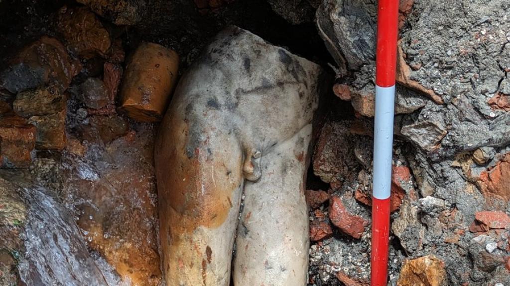 Uno de los fragmentos de la estatua de Apolo hallada en San Casciano, Italia.