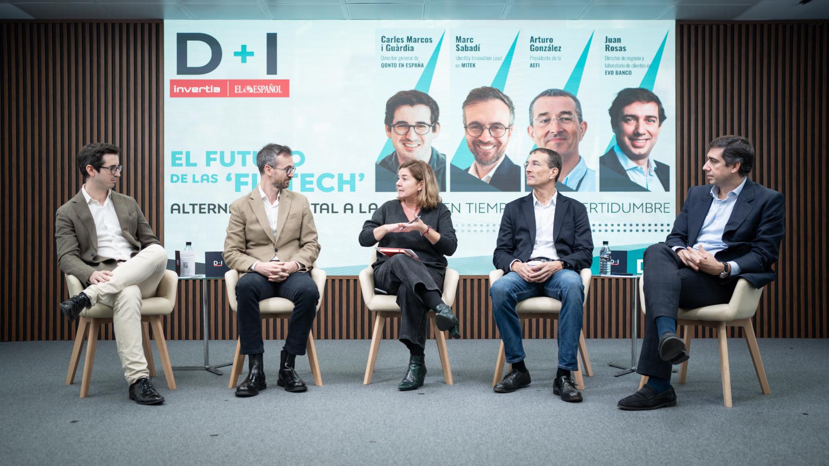 Carles Marcos i Guàrdia, director general de Qonto en España; Marc Sabadí, Identity Innovation Lead en Mitek;  Mar Carpena, redacotora de D+I; ; Arturo González, presidente de la Asociación Española Fintech e Insurtech (AEFI); y Juan Rosas, director de Negocio y Laboratorio de Clientes en EVO Banco.