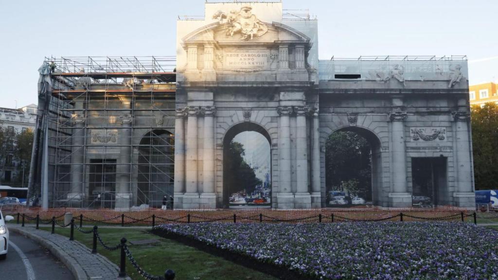 La Puerta de Alcalá este lunes con uno de sus trozos ya descubiertos tras las obras de restauración.