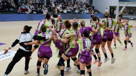 Las jugadoras del Costa del Sol celebran el pase a la fase de grupos de la EHF.