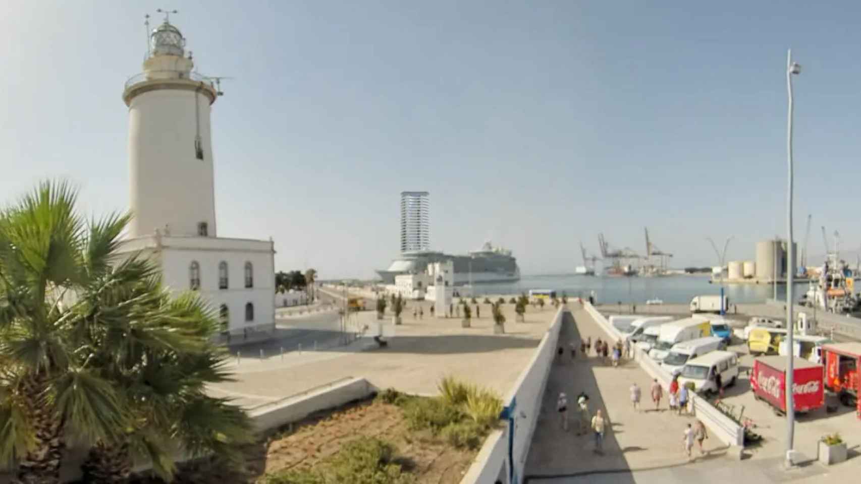 Recreación realizada por los promotores con la Torre del Puerto de Málaga al fondo y La Farola, en primer plano.