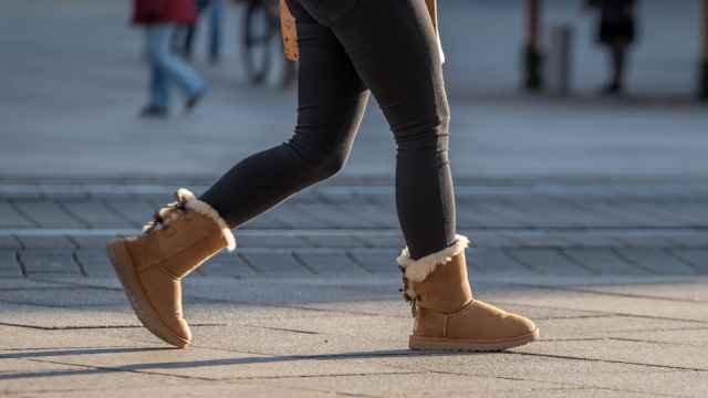 Persona caminando por la calle con las botas UGG