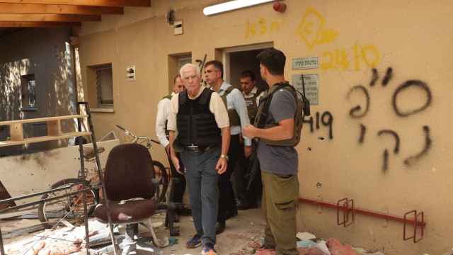 Josep Borrell, durante su visita a un kibutz atacado por Hamás en los atentados del 7 de octubre