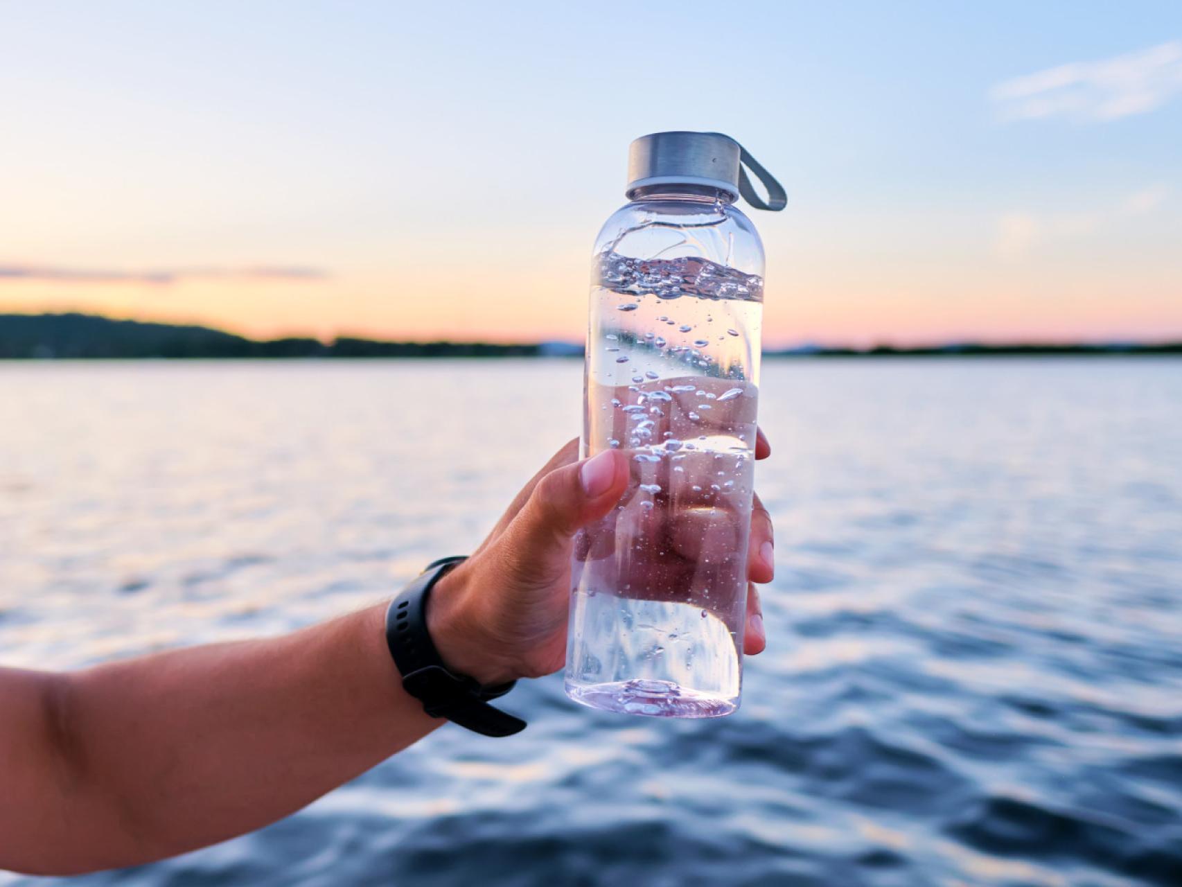 La botella que te ayudará a beber más agua en este 2020