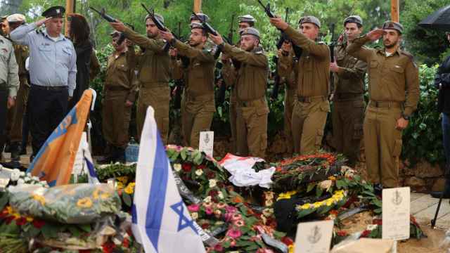 Soldados israelíes disparan una salva en honor de su compañero Shahar Friedman, muerto durante los combates en Gaza.