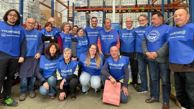 Lucas Pérez visita las instalaciones del Banco de Alimentos Rías Altas.