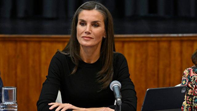 La reina Letizia ofreciendo un discurso en un evento.