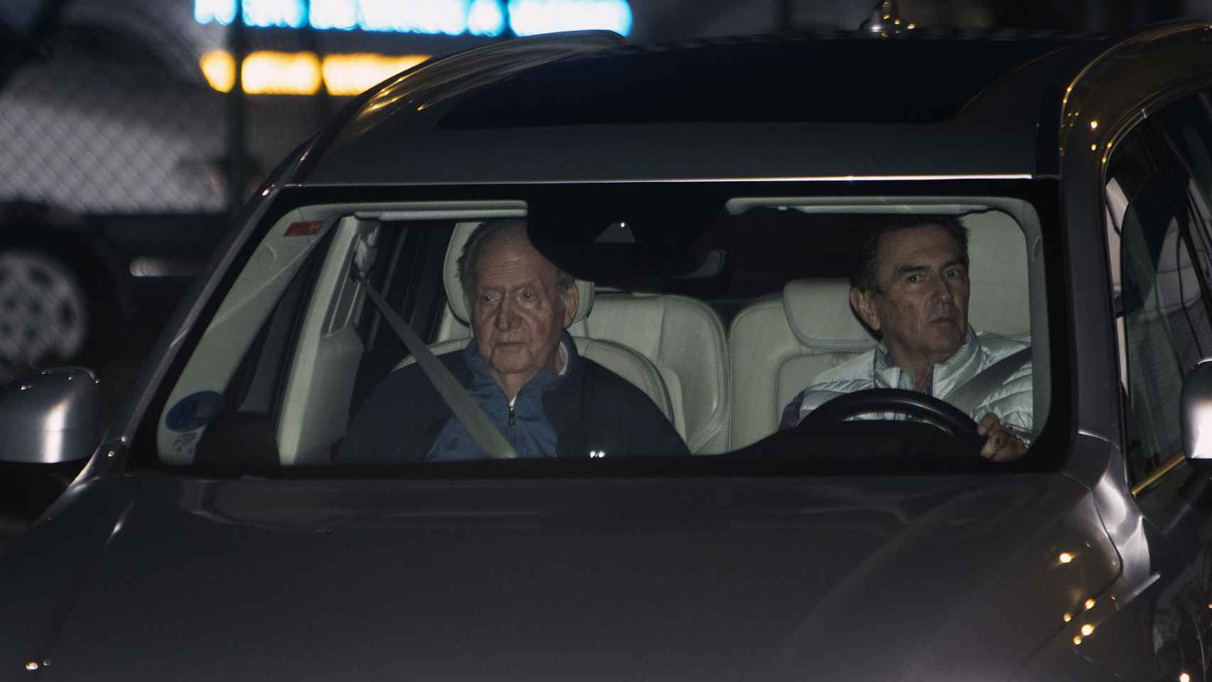 El rey Juan Carlos, acompañado por Pedro Campos, ocupó el asiento de copiloto.