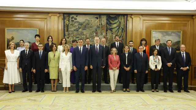 El Rey junto a Pedro Sánchez y los 22 ministros del nuevo Gobierno, entre ellos Óscar Puente, Ana Redondo y Margarita Robles, este martes en Zarzuela.