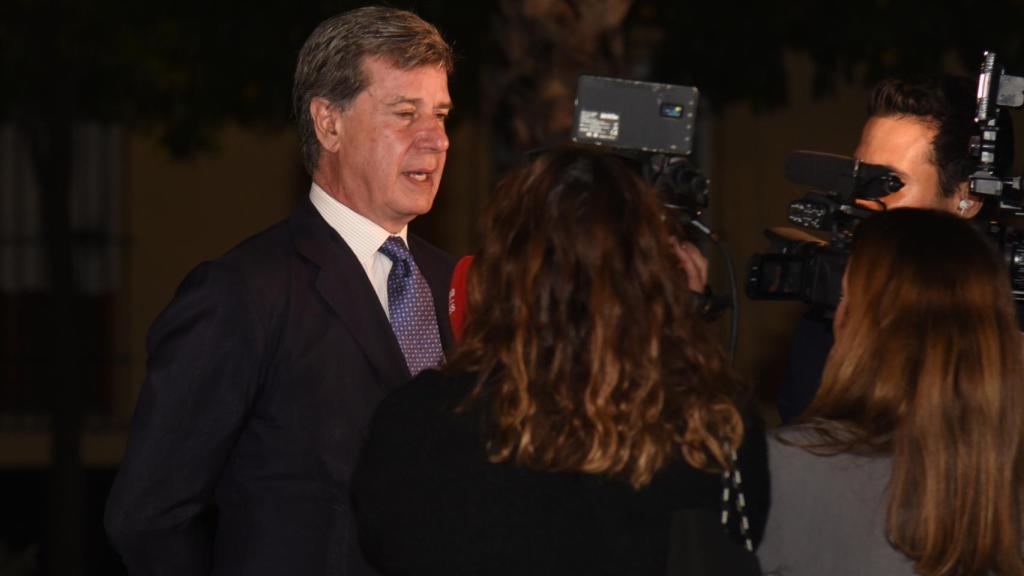 Cayetano Martínez de Irujo, atendiendo a la prensa antes de la misa en homenaje a la duquesa de Alba.