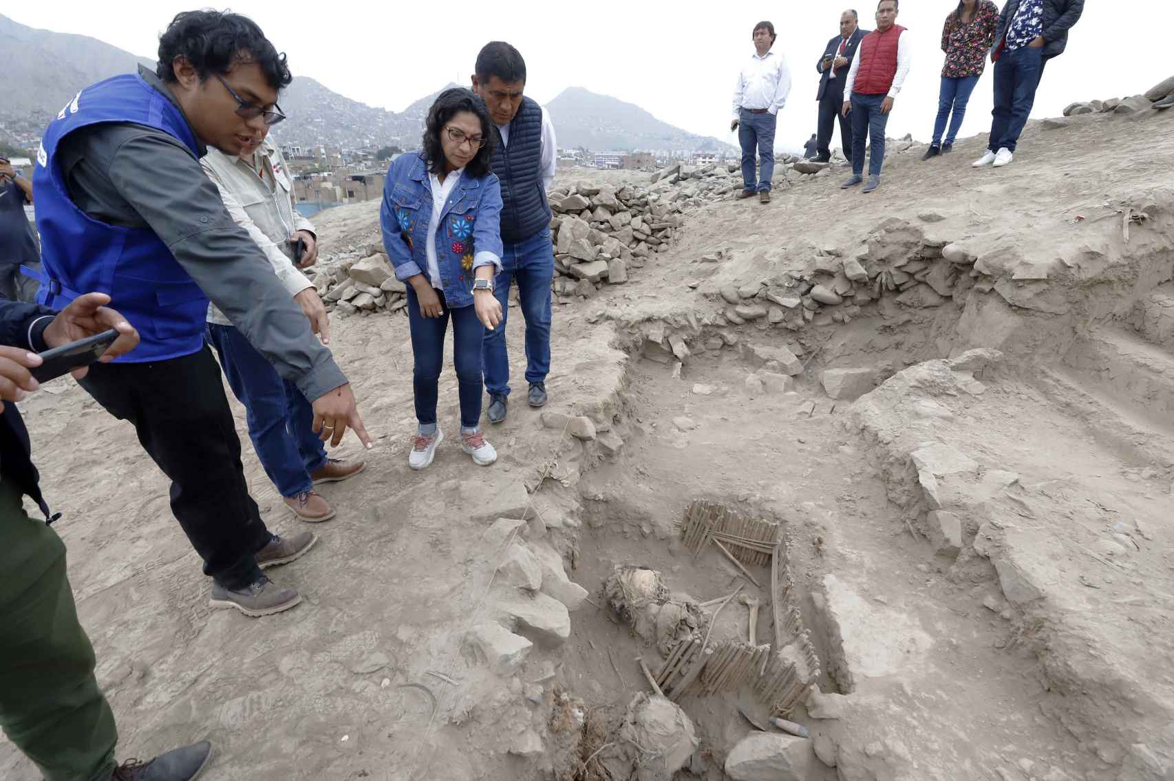 Los arqueólogos indicando el lugar del hallazgo.