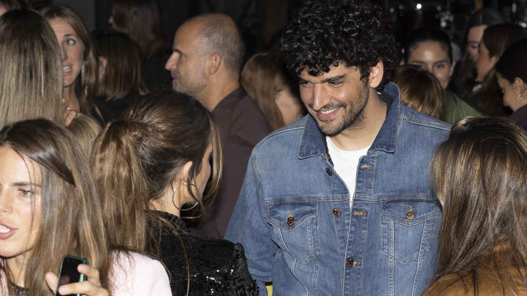 Nacho Taboada mirando, enamorado, a Sara Carbonero en la presentación de Nigh Club de la firma Slowlove.