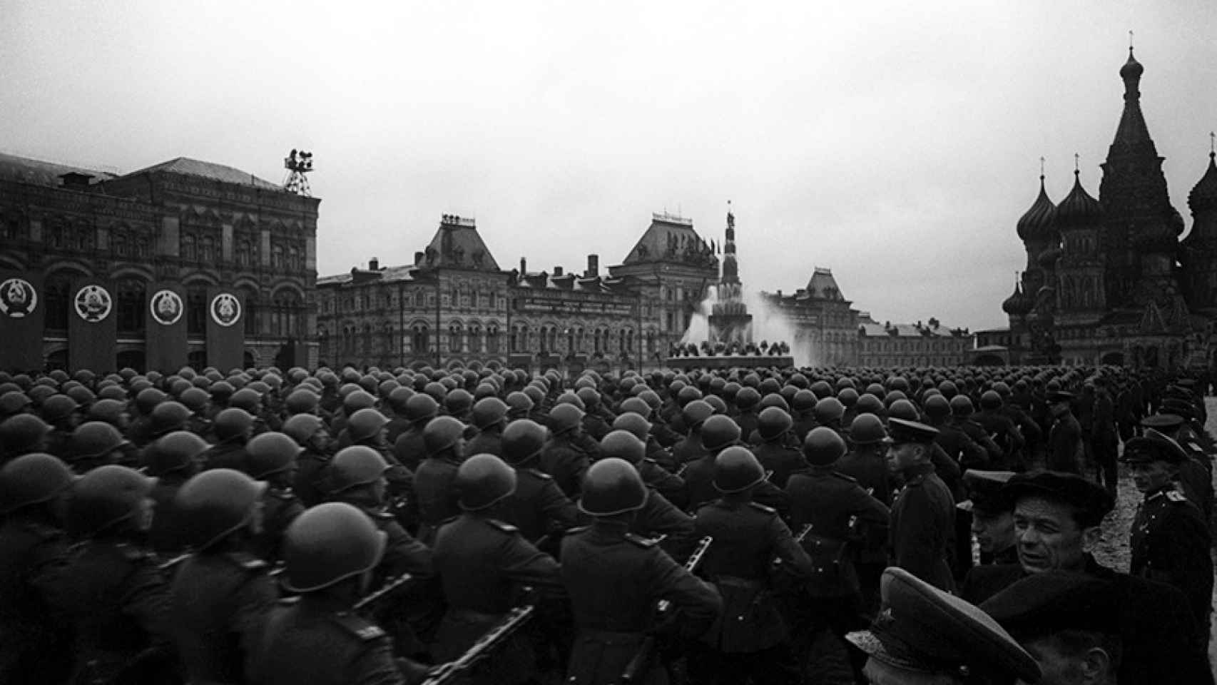Ejército rojo desfilando en la Plaza Roja de Moscú en 1945