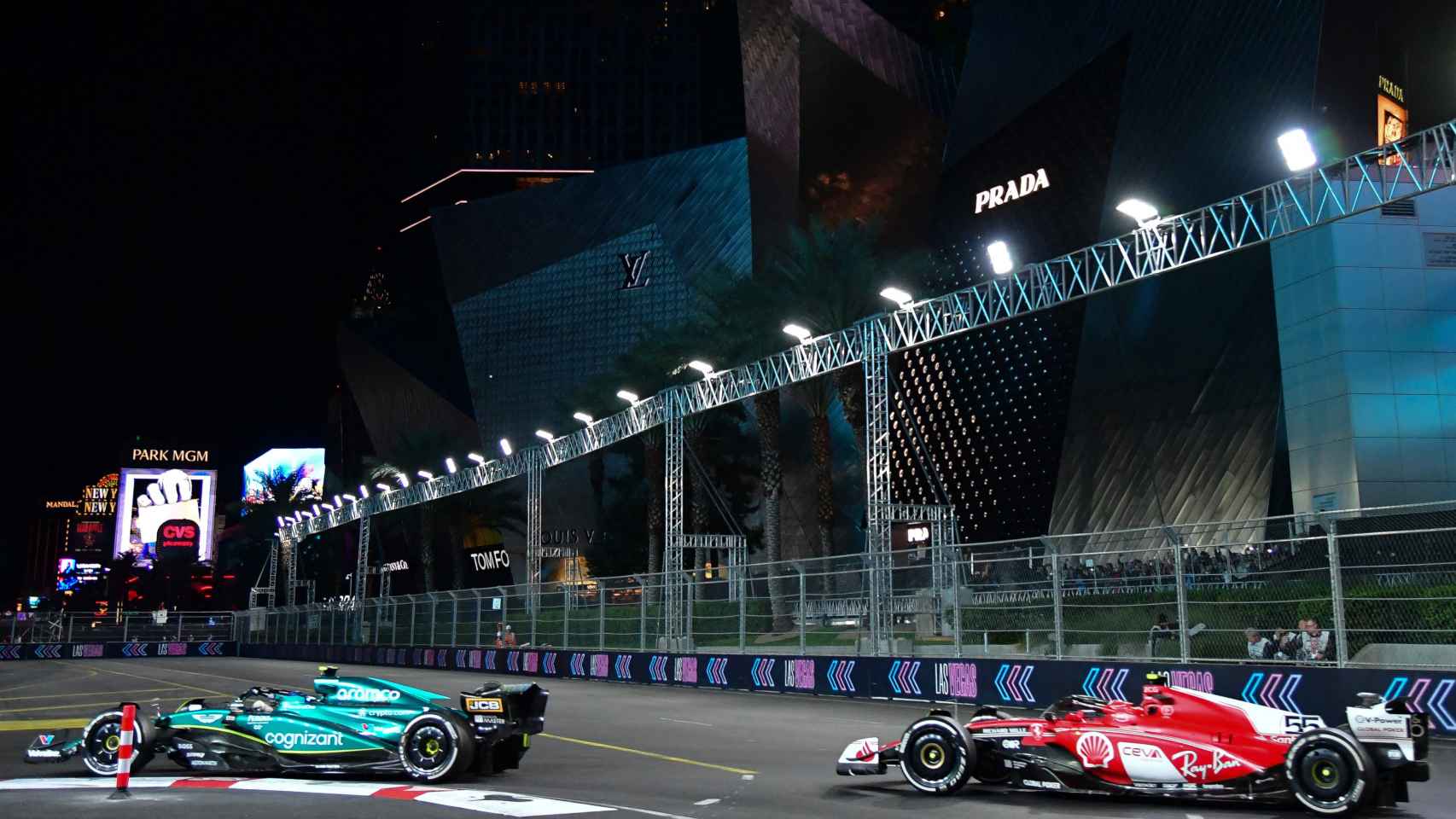 Fernando Alonso y Carlos Sainz pugnan por una posición en el GP de Las Vegas.