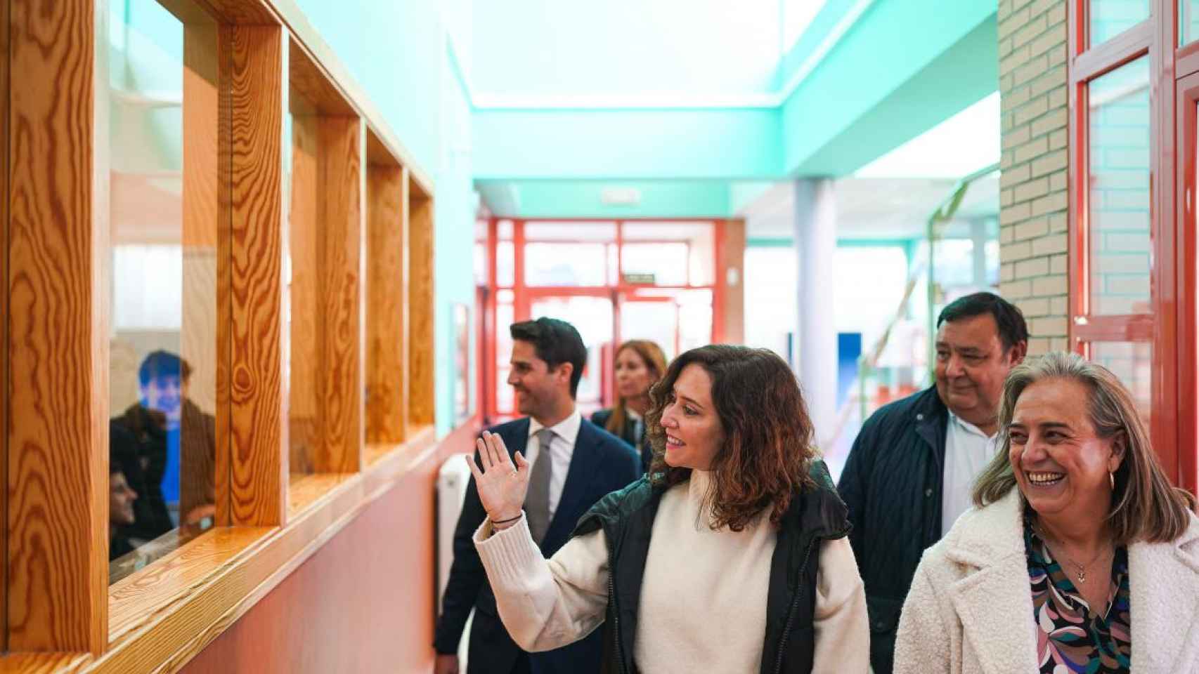 Díaz Ayuso en su visita al colegio público de Educación Infantil, Primaria y Secundaria Vicente Aleixandre, en Miraflores de la Sierra.