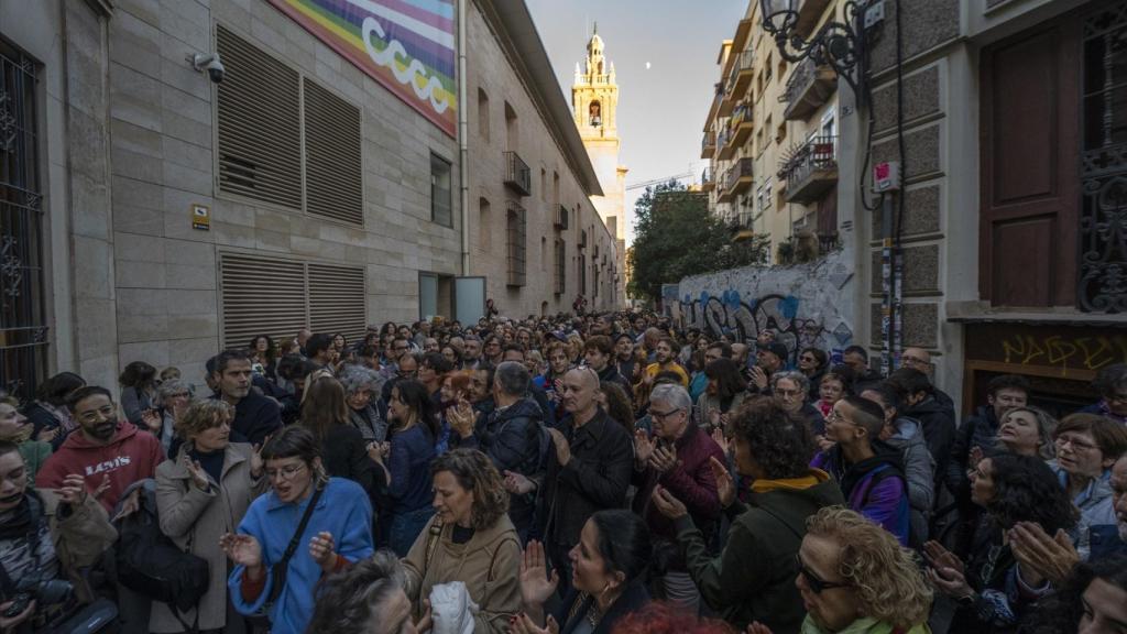 Decenas de personas durante una concentración contra el cese de Pérez Pont como gerente del Consorci de Museus / Foto: Jorge Gil / Europa Press