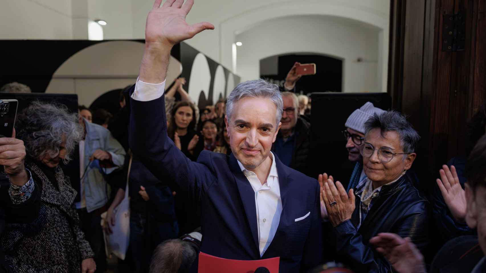 José Luis Pérez Pont saluda a los manifestantes contra su destitución.