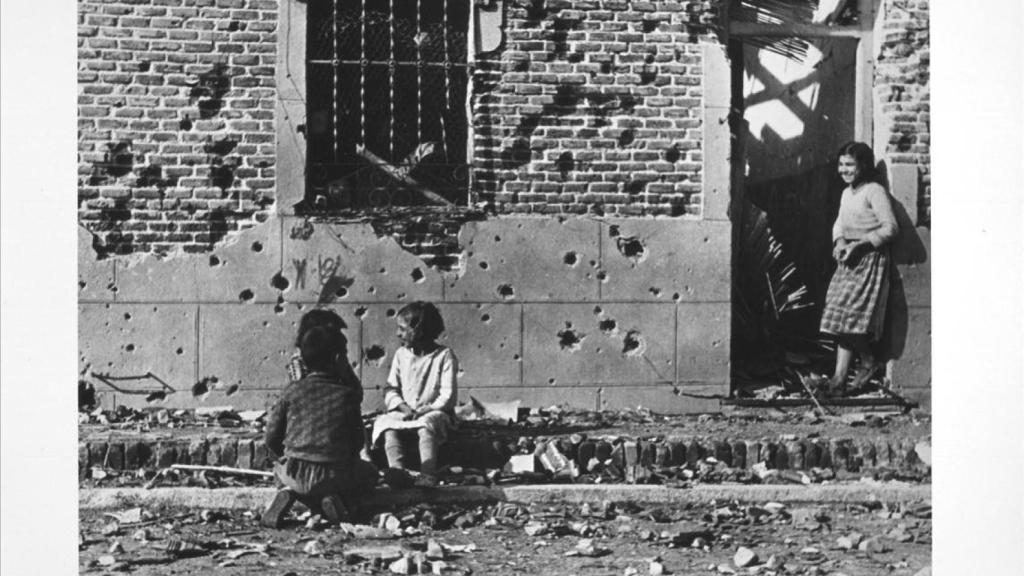 La foto de Robert Capa de unos niños delante del número 10 de la calle Peironcely, en Entrevías (Madrid), en noviembre de 1936.