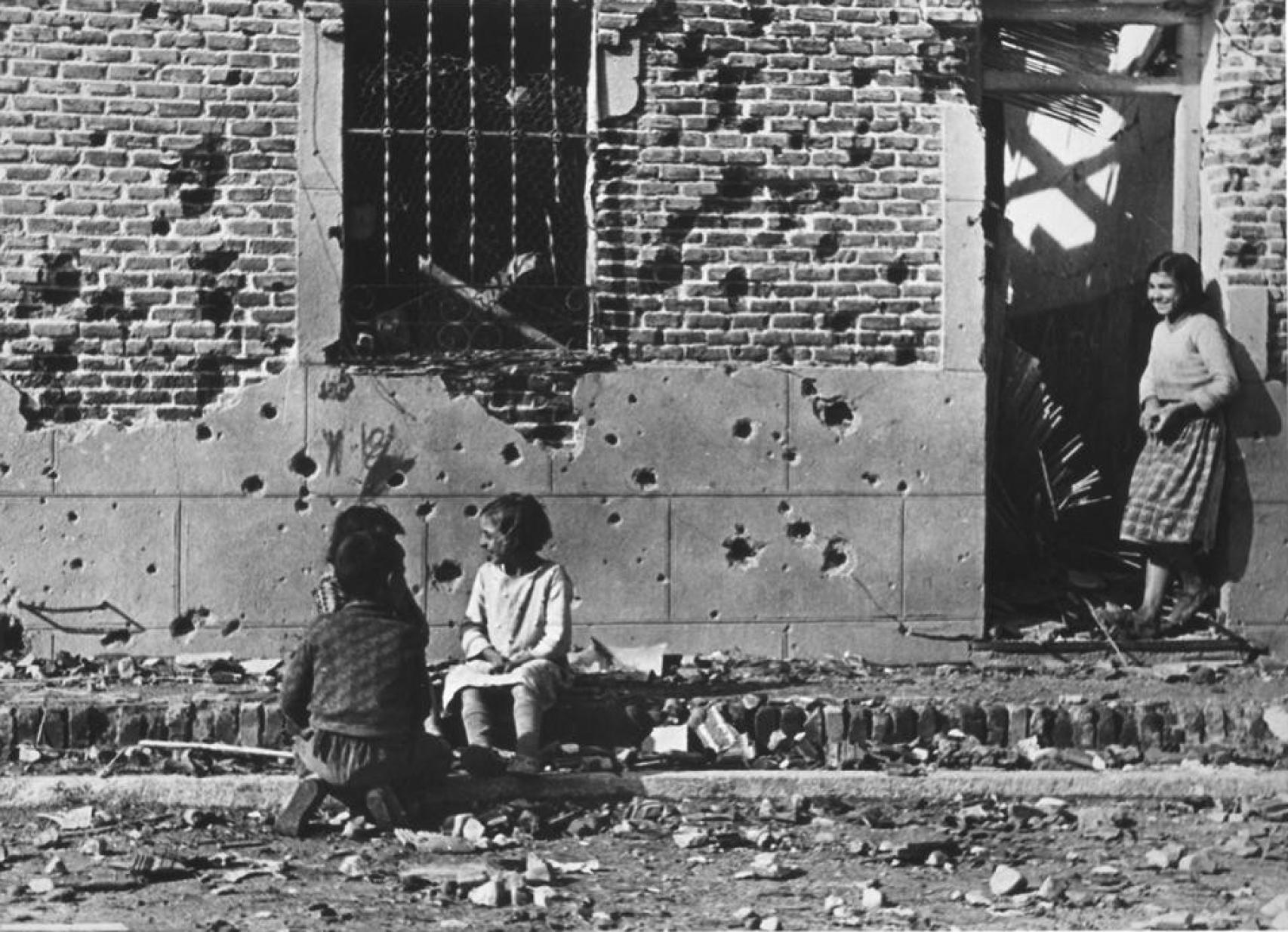 La foto de Robert Capa de unos niños delante del número 10 de la calle Peironcely, en Entrevías (Madrid), en noviembre de 1936.