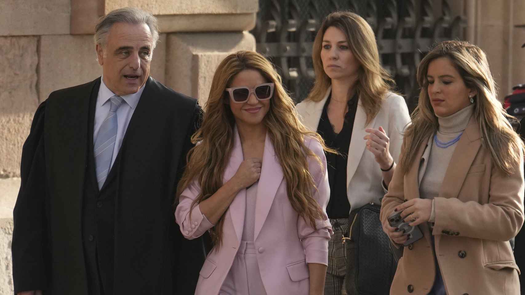 Shakira junto a su abogado, Pau Molins.