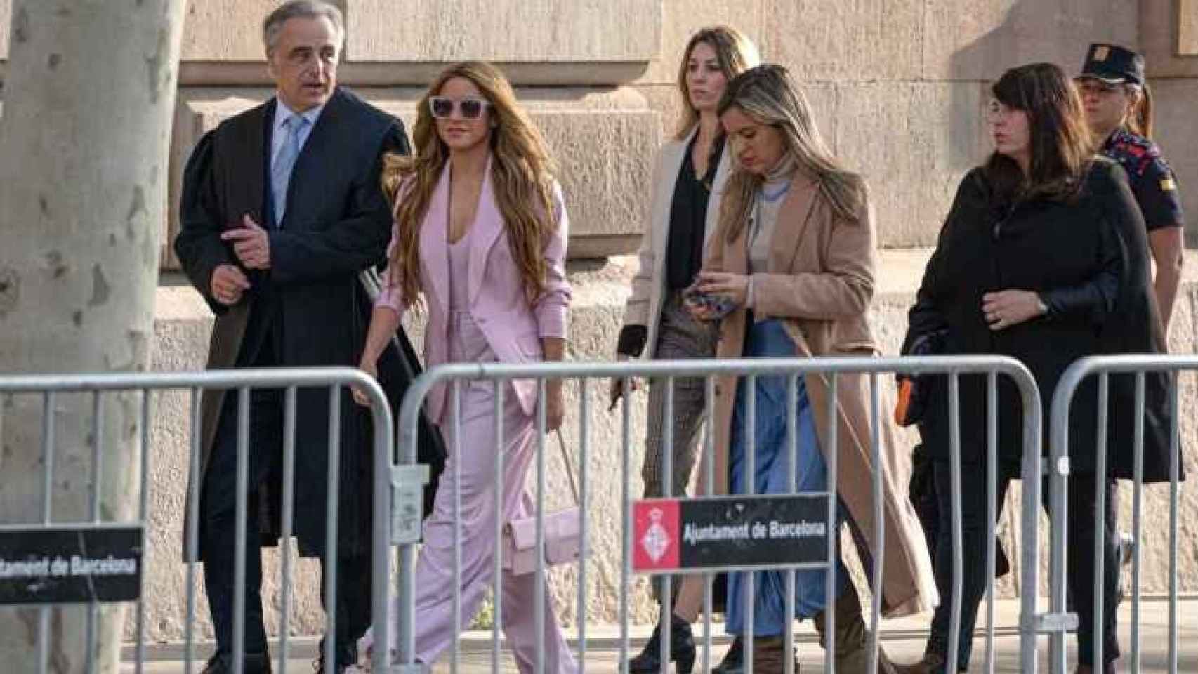 Shakira, junto a su equipo legal, llegando al Palacio de Justicia.