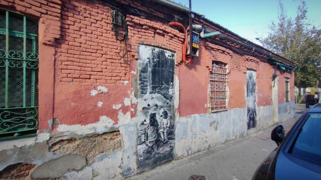 Fachada del edificio, con una pintada emulando la foto de Capa.