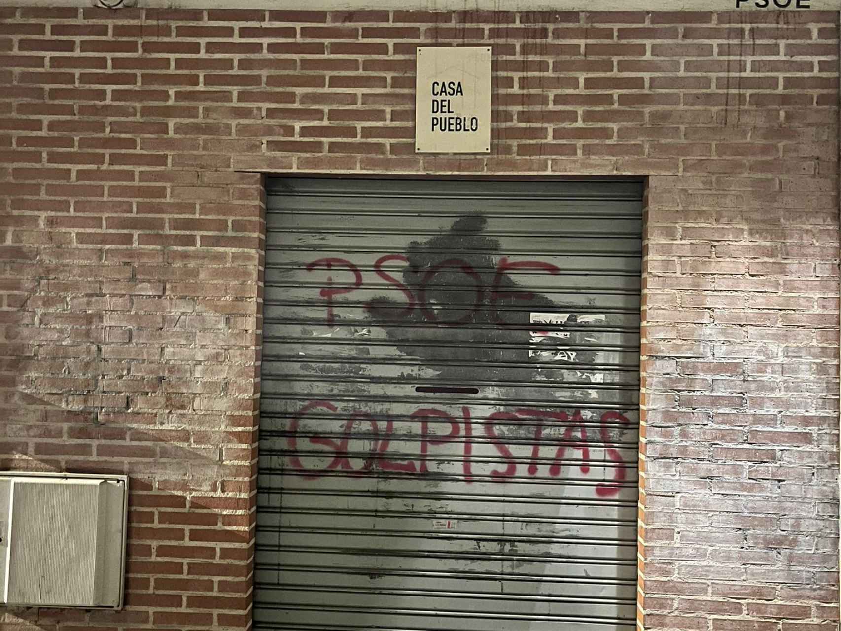 Pintada en la puerta de la sede