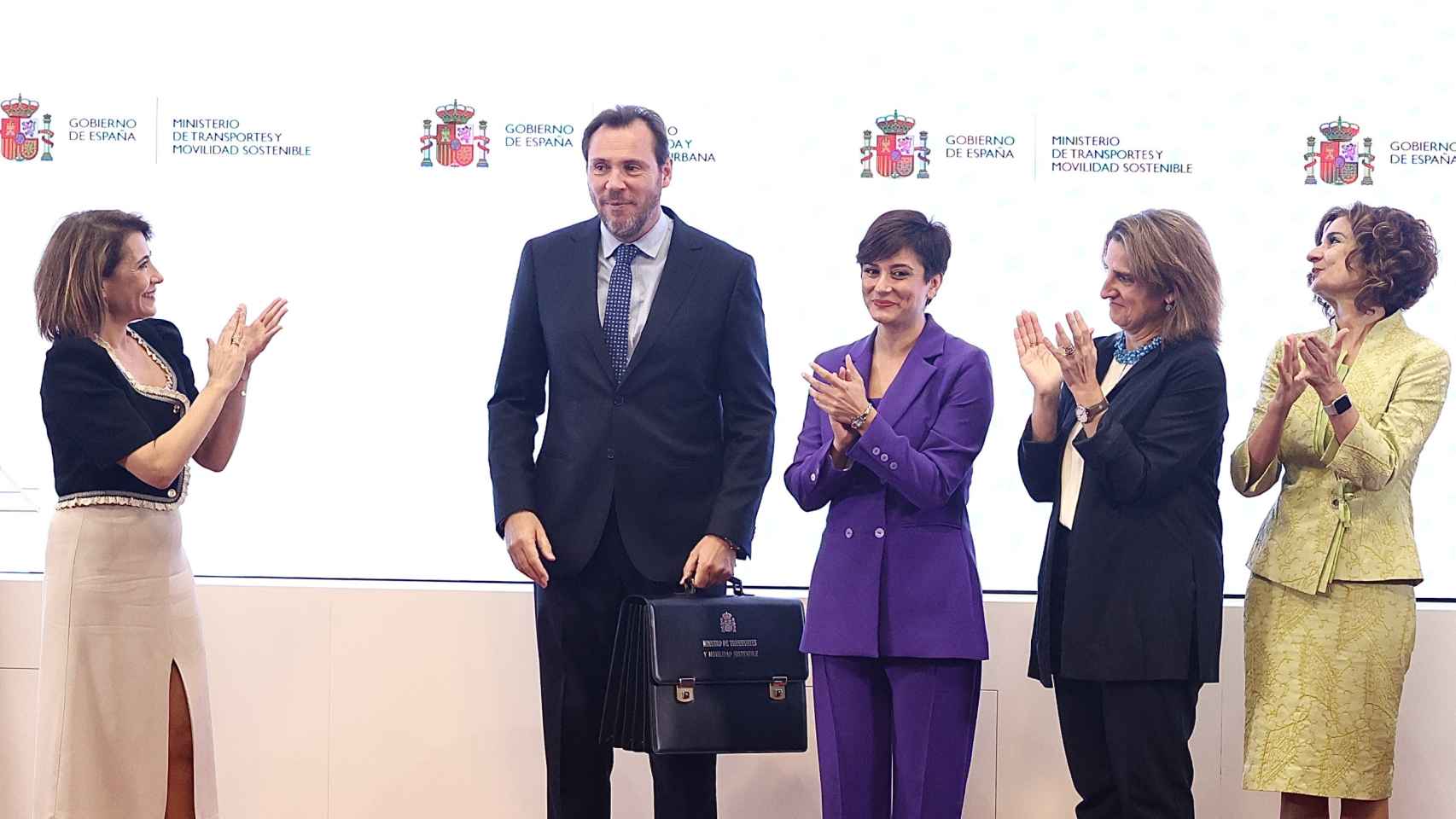El ministro de Transportes y Movilidad Sostenible, Óscar Puente, recibe su cartera de manos de su predecesora, Raquel Sánchez.