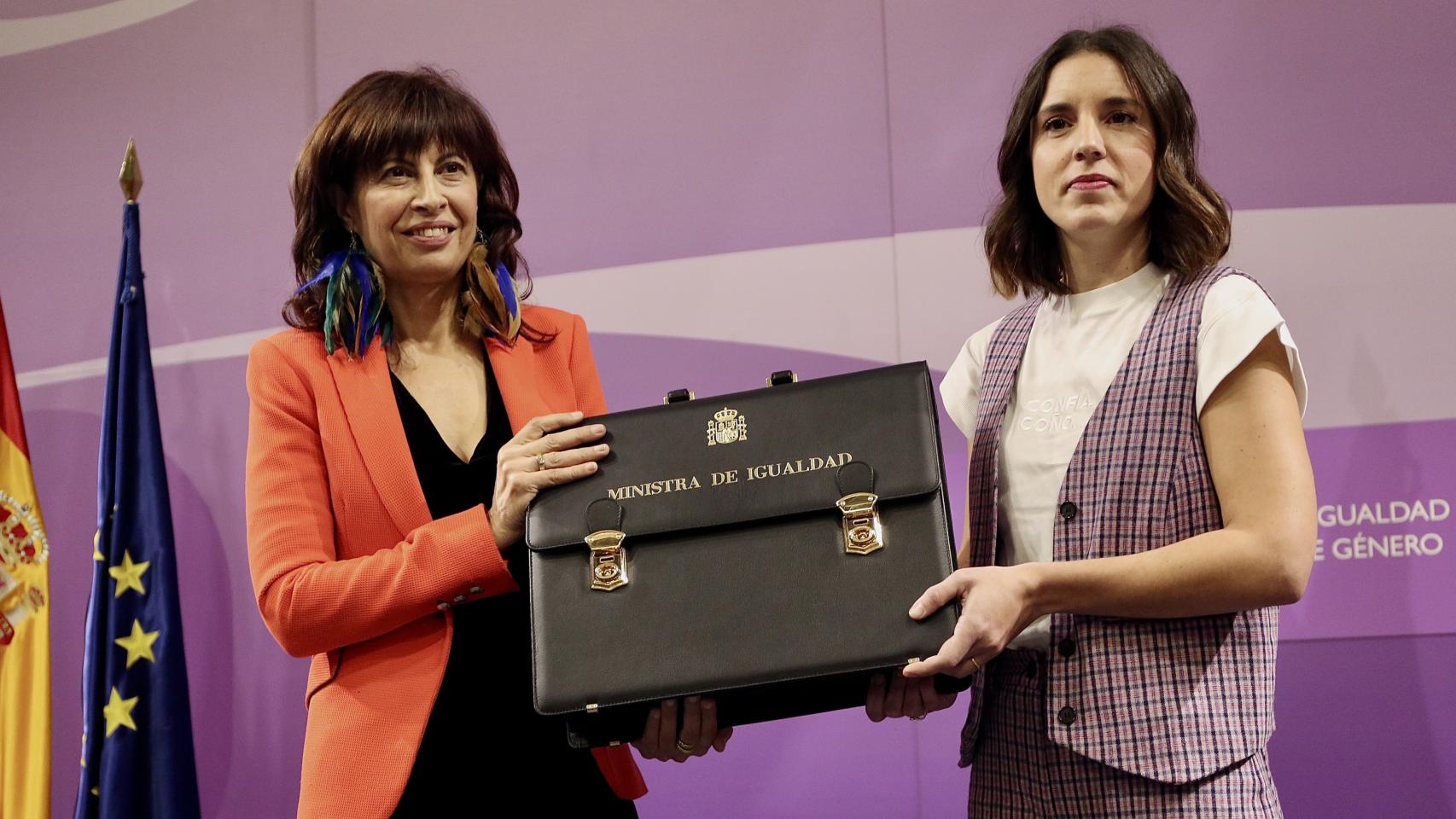 La ministra de Igualdad, Ana Redondo, y su predecesora en el cargo, Irene Montero, en el traspaso de cartera de este martes.