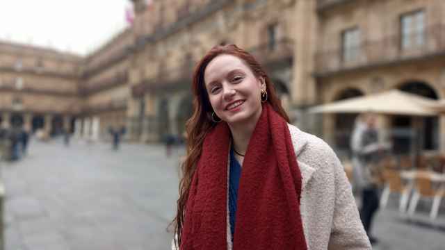 La compositora salmantina Alba Sánchez Torremocha, en la Plaza Mayor de Salamanca