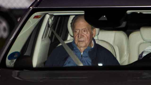 El rey Juan Carlos tras aterrizar en Vigo.