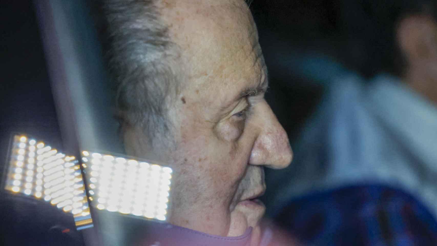 Juan Carlos saludó a los medios que le esperaban en las inmediaciones de la casa de Pedro Campos con un gesto con la mano y una sonrisa.