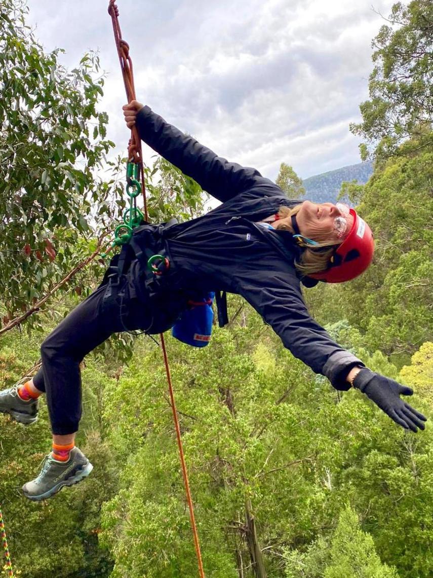 Caroline escalando un árbol en Australia.