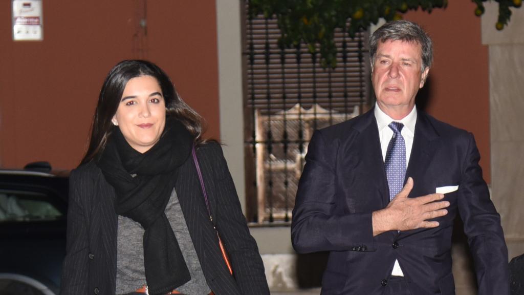 Cayetano Martínez de Irujo junto a su pareja, Bárbara Mirjan, en Sevilla, este pasado lunes.