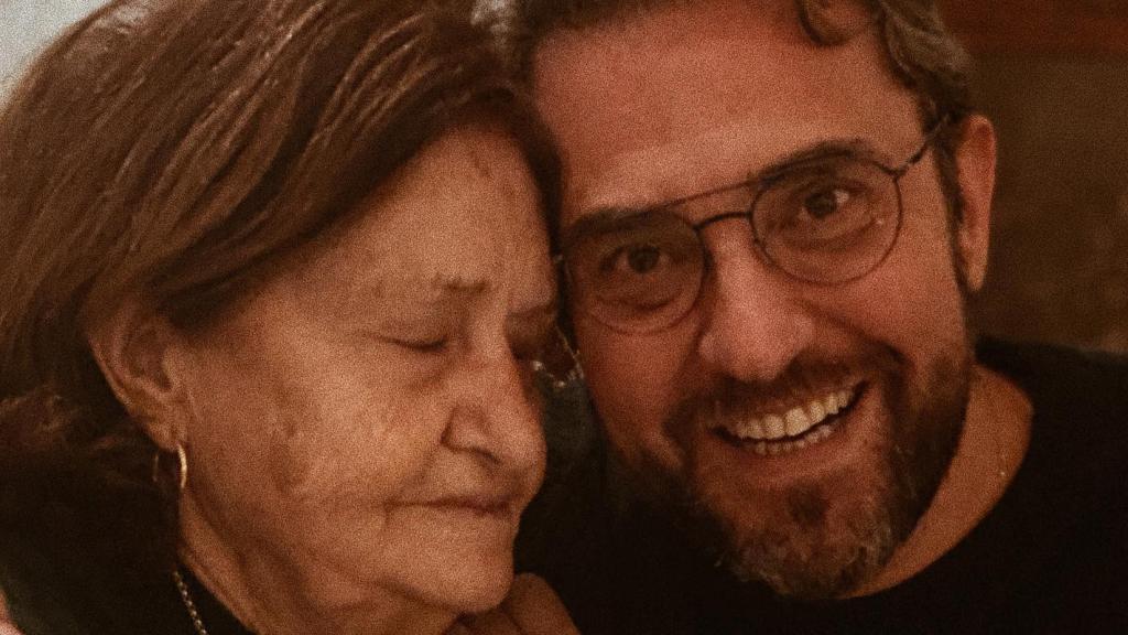 Máximo Huerta en una fotografía junto a su madre, Clara Hernández.