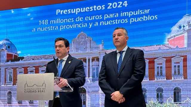 El presidente Miguel Ángel Valverde y el vicepresidente Adrián Fernández en la presentación de los Presupuestos de la Diputación de Ciudad Real para 2024