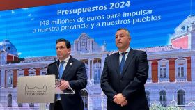 El presidente Miguel Ángel Valverde y el vicepresidente Adrián Fernández en la presentación de los Presupuestos de la Diputación de Ciudad Real para 2024