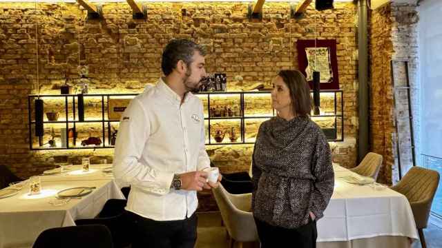 El chef Diego Morales y la concejala Cristina Galán. Foto: Ayuntamiento de Ciudad Real.