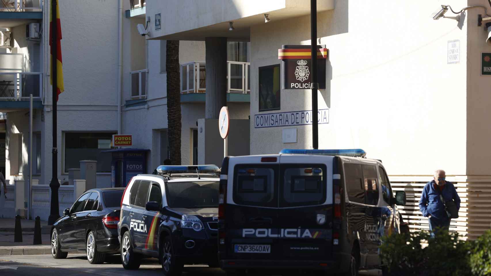 Vehículos policiales esta mañana delante de la comisaría de Policía Nacional en Fuengirola.