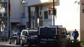 Vehículos policiales esta mañana delante de la comisaría de Policía Nacional en Fuengirola.