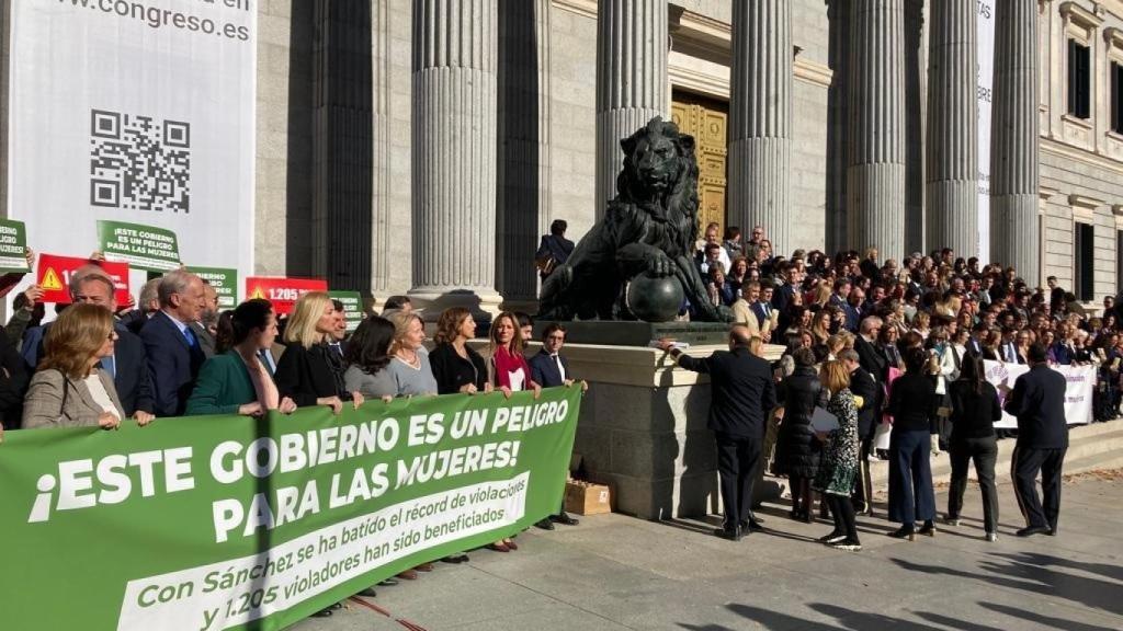 Los diputados de Vox, este martes frente al Congreso, desmarcándose del minuto de silencio contra la violencia de género.