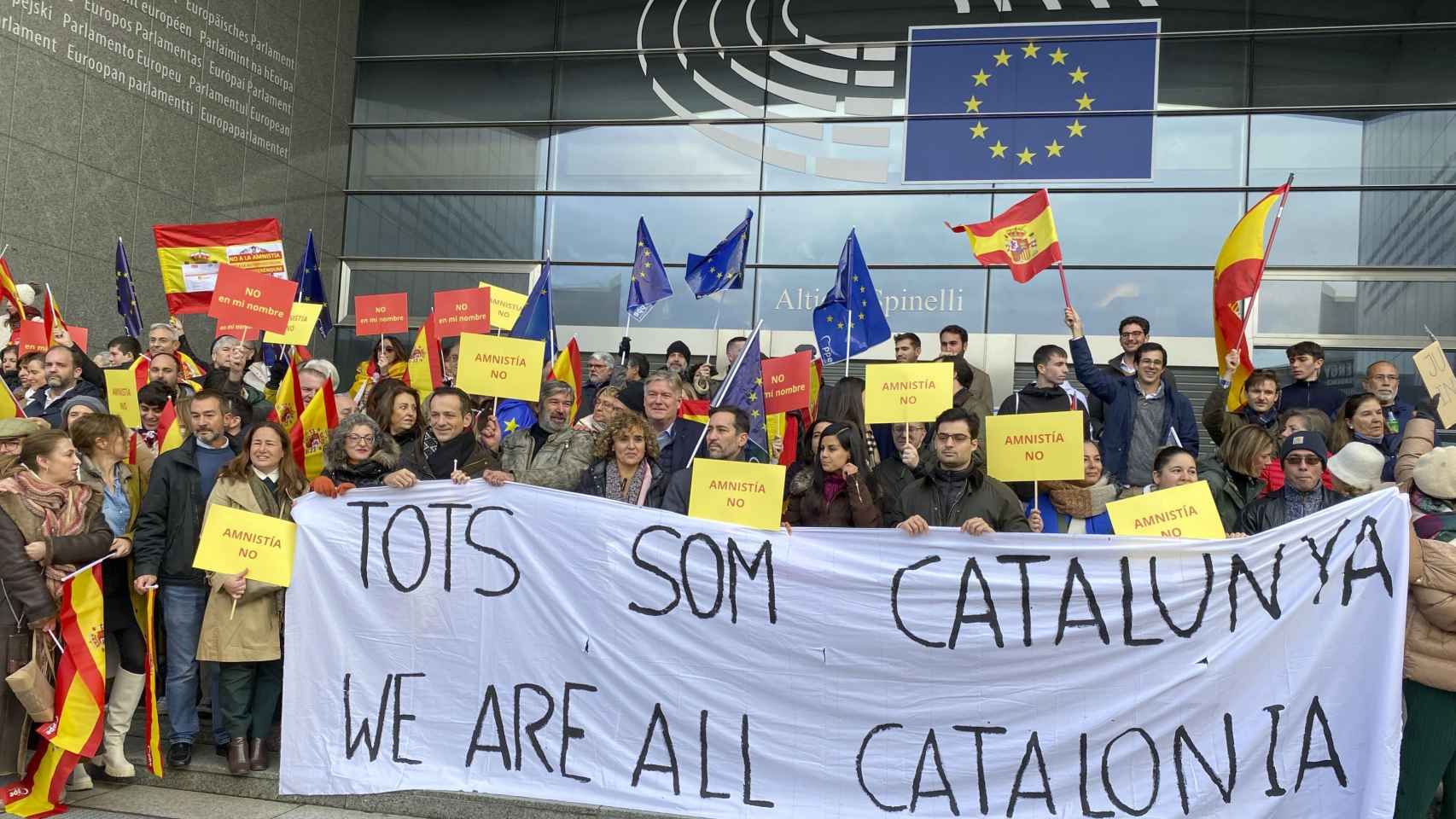 Eurodiputados de Cs y del PP, durante una protesta contra la amnistía ante la sede del Parlamento Europeo en Bruselas.