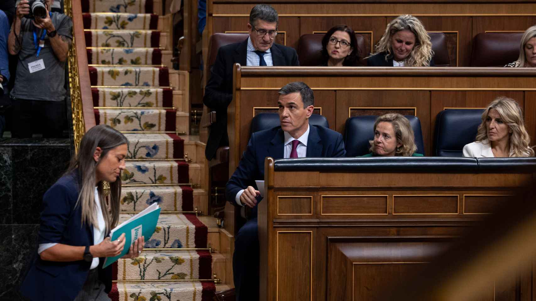 La portavoz de Junts, Míriam Nogueras, baja de la tribuna en el debate de investidura de Pedro Sánchez.